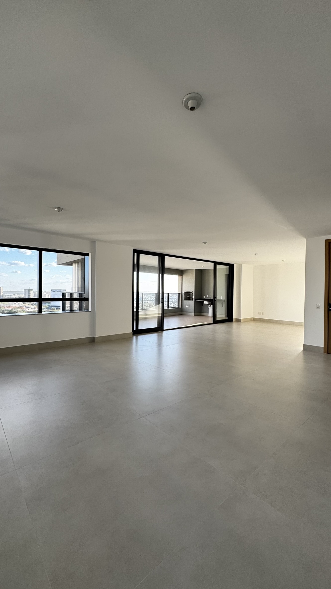 Sala ampla integrada com varanda