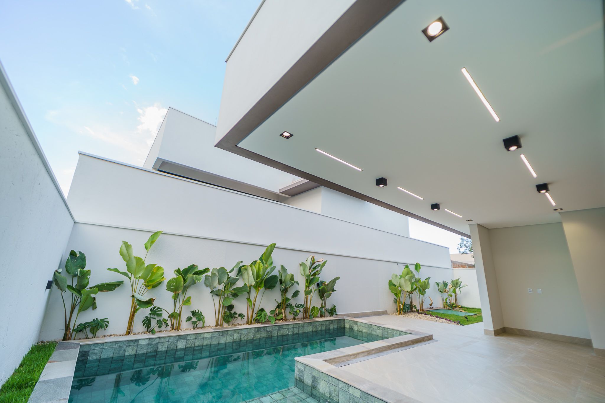Varanda coberta com vista para a piscina