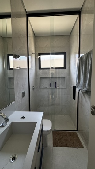 Suíte master com acabamento em porcelanato