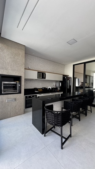 Espaço gourmet integrado com a piscina