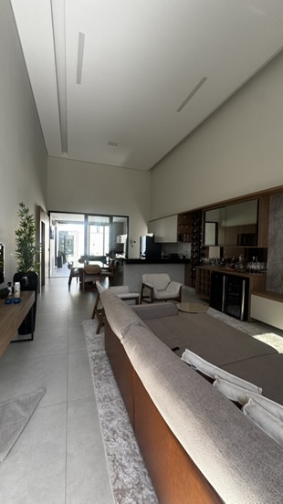 Sala de estar ampla com pé-direito alto